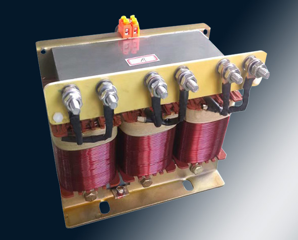 TKSG/TKDG濾波電抗器通過(guò)的是交流電流，它與濾波電容器串聯(lián)使用，組成諧振電路，使其在規(guī)定的頻率點(diǎn)上諧振，濾指定的高次諧波；同時(shí)還可實(shí)玖電力系統(tǒng)的無(wú)功補(bǔ)償和…