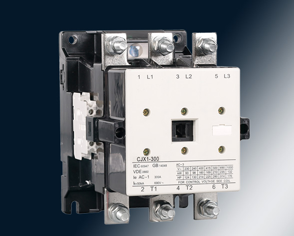CJX1交流接觸器適用于交流50Hz或60Hz、電壓至690V、電流至475A的電力線(xiàn)路中，供遠(yuǎn)距離頻繁起動(dòng)和控制電動(dòng)機(jī)及接通與分?jǐn)嚯娐贰＝?jīng)加裝機(jī)械聯(lián)鎖機(jī)構(gòu)后組…